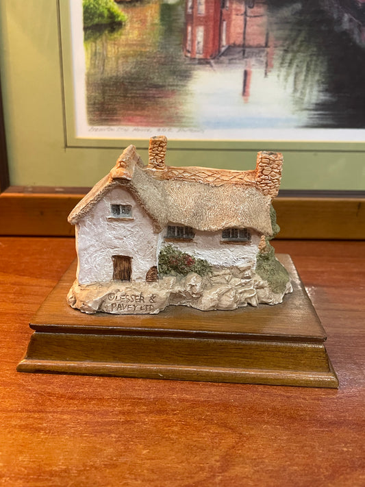 Vintage leonardo’s mini cottage house