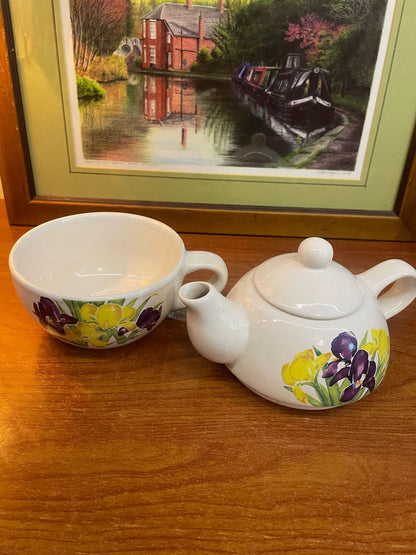 Vintage Teapot, Tea for one, CERAMIC tea pot with saucer